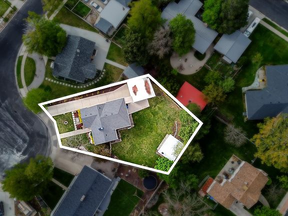 3rd image of 810 Hillcrest Ave