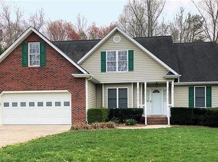 119 Hunters Pointe Dr, Dallas, NC 28034