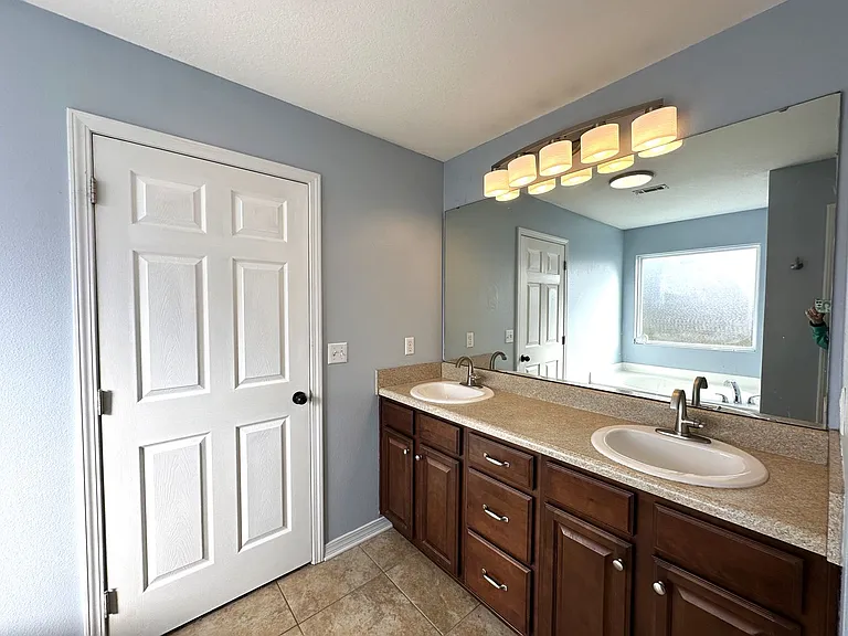 417 Eisenhower Dr — Photo 13