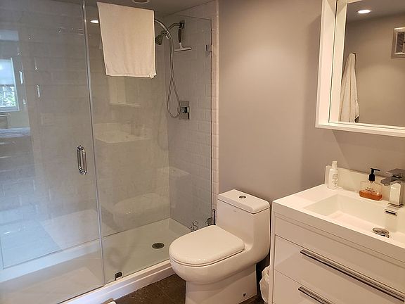 5th image of 639 W Oakland Park Blvd APT 208D