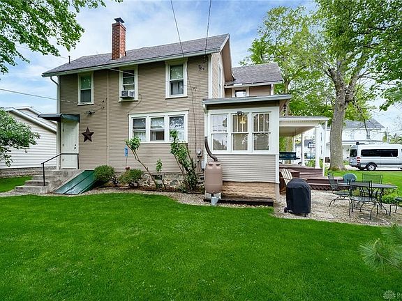3rd image of 121 W Lynn St
