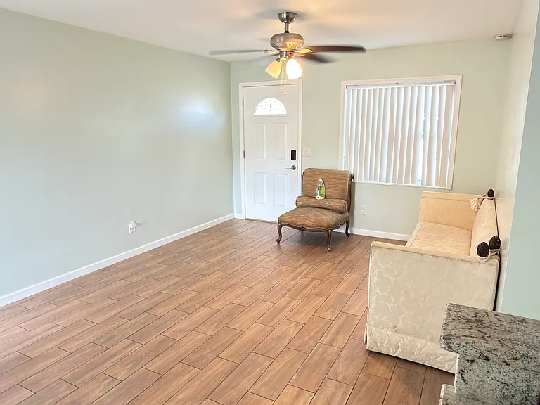 410 N Observatory Dr — Photo 2