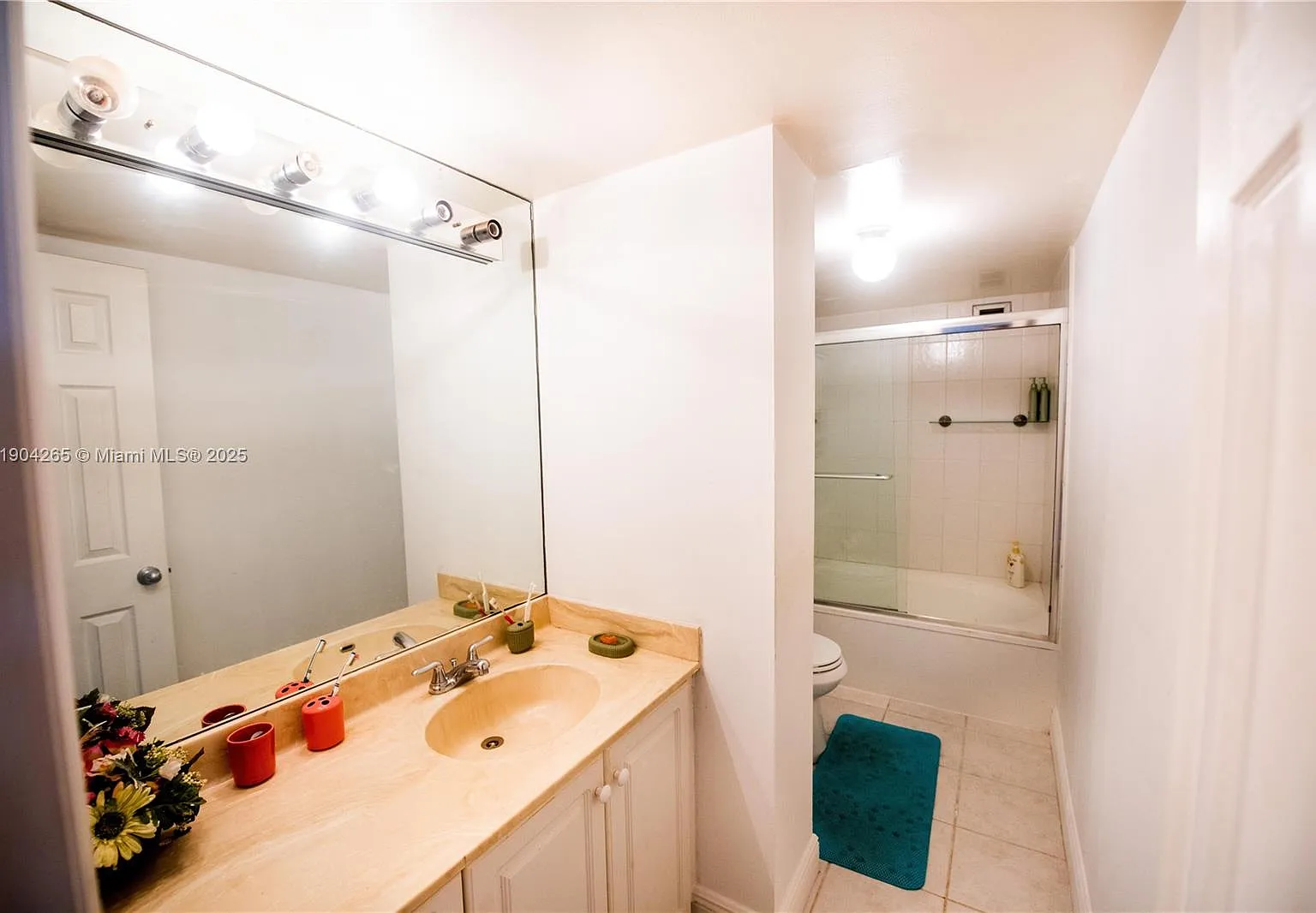 200 Leslie Condo — Photo 4
