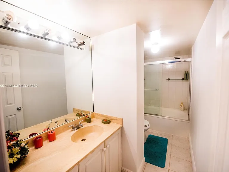 200 Leslie Dr #214 — Photo 4