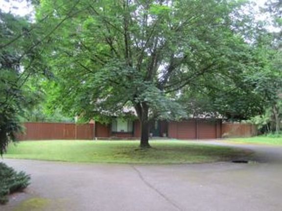 5th image of 10425 Butte Dr SW