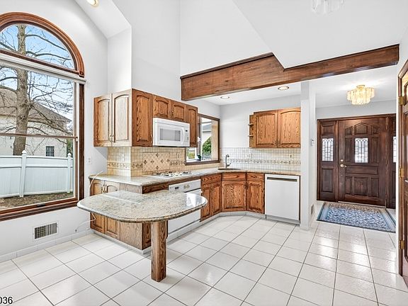 5th image of 675 Raritan Rd #19