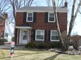 19264 Raymond St, Grosse Pointe Woods, MI 48236