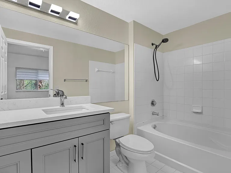340 Crestwood Cir #302 — Photo 23