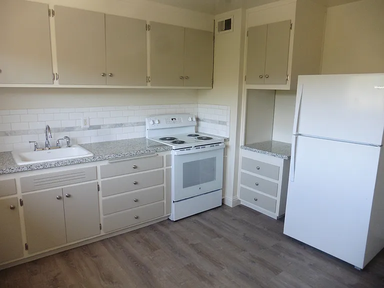200 Avery Ln #6 — Photo 2