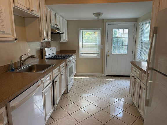 2nd image of 3901 Oglethorpe St