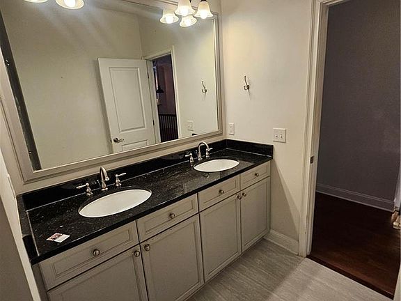 4th image of 521 Perimeter Walk