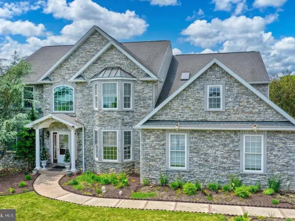 7 Saint Andrews Dr, Fleetwood, PA 19522