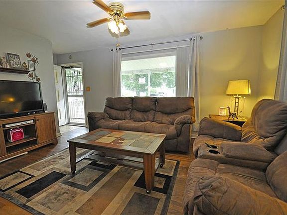 3rd image of 4506 Silver Ln