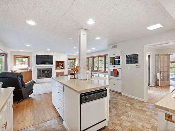 5th image of 803 College St
