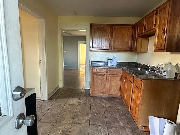 5th image of 1424 W 15th St
