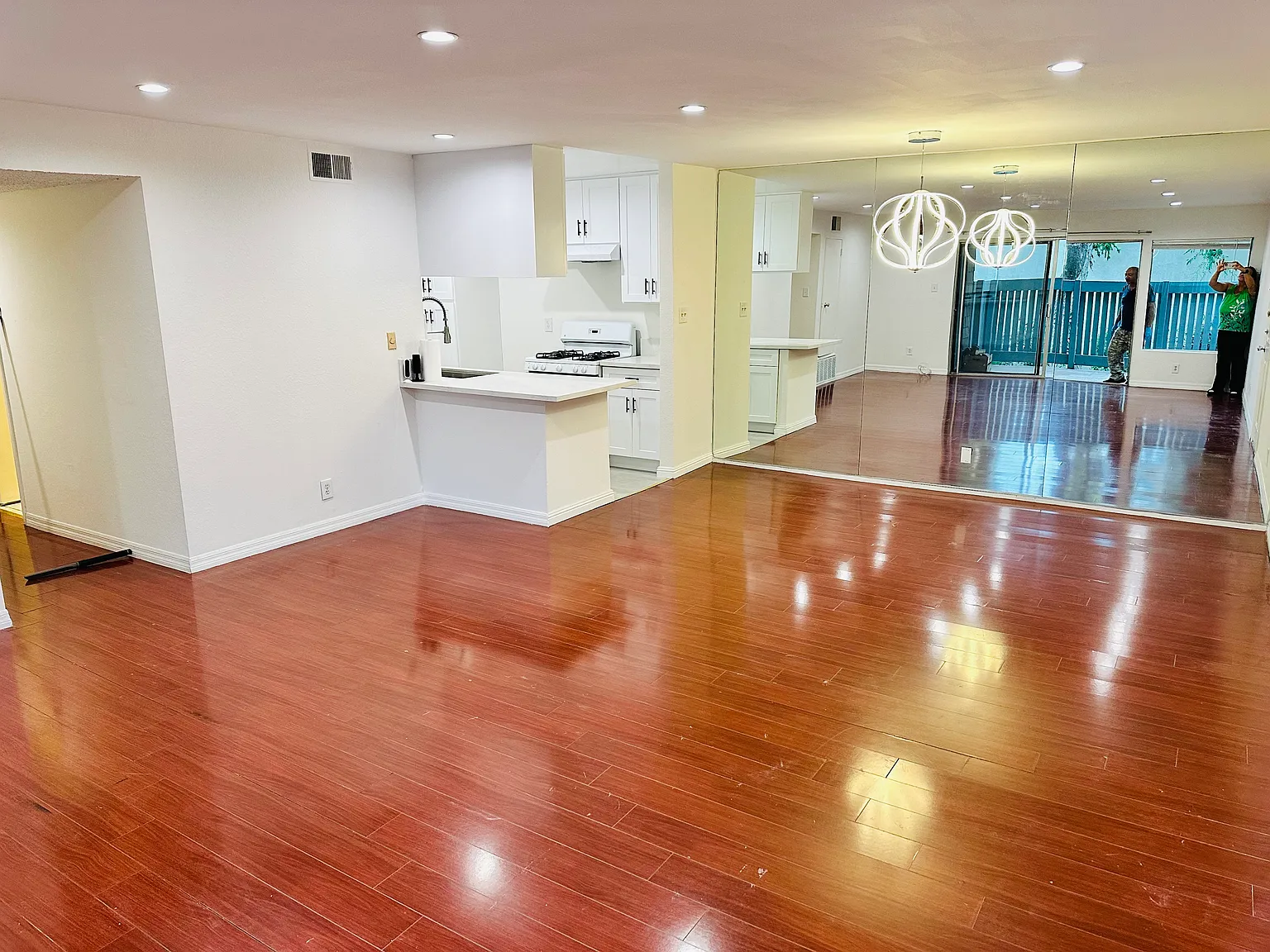 3 bed, 1096 sqft, $2,875 — Photo 2
