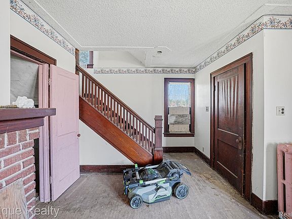 5th image of 1311 Scott Ave
