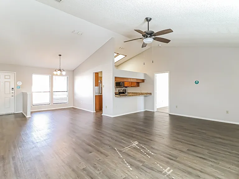 2917 Highlawn Ter — Photo 4