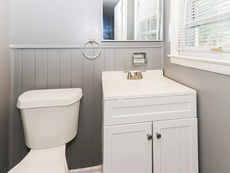 1392185_029_bathroom_13121579.jpg