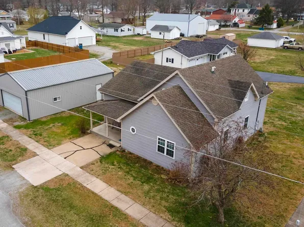 210 W Espy St, Sesser, IL 62884