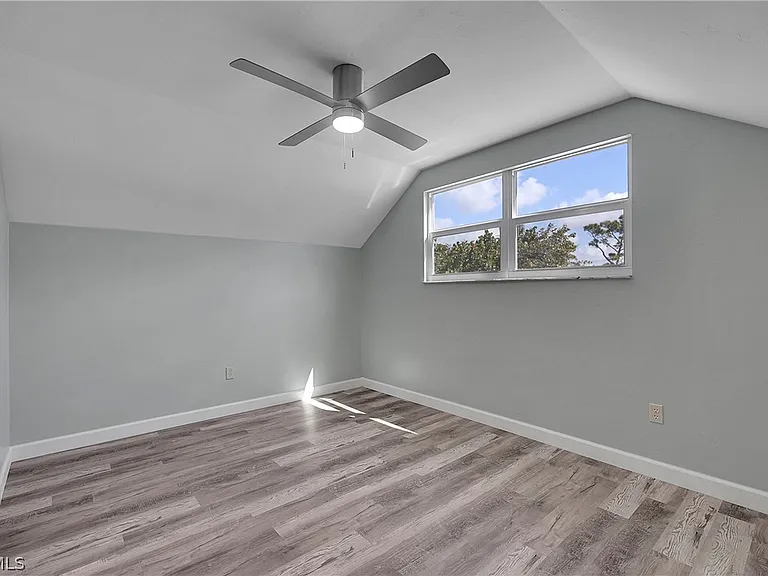 958 Indiana Ave — Photo 14