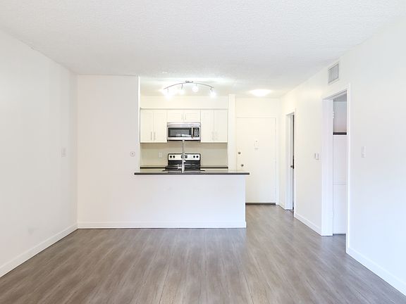 3rd image of 1601 N Poinsettia Pl #114