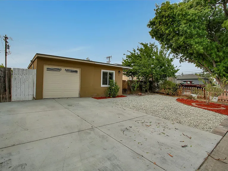 27 Carnegie Dr — Photo 3