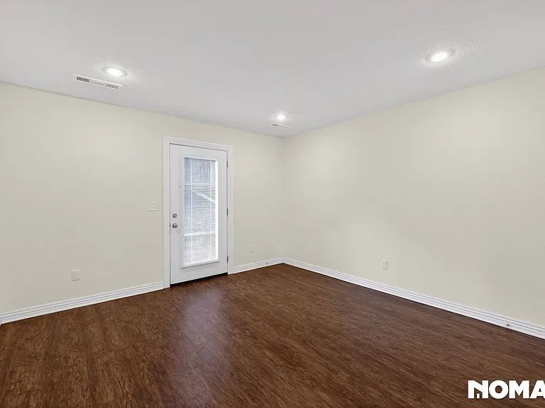 2088 E Custer Ln — Photo 3