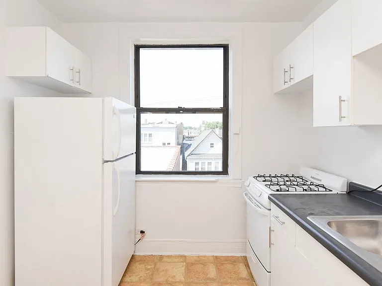 2334.5 N Spaulding Ave #B4 — Photo 2