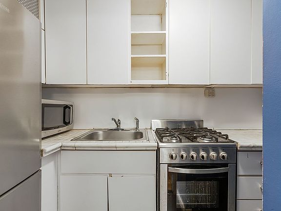 5th image of 60 Riverside Dr APT 3H