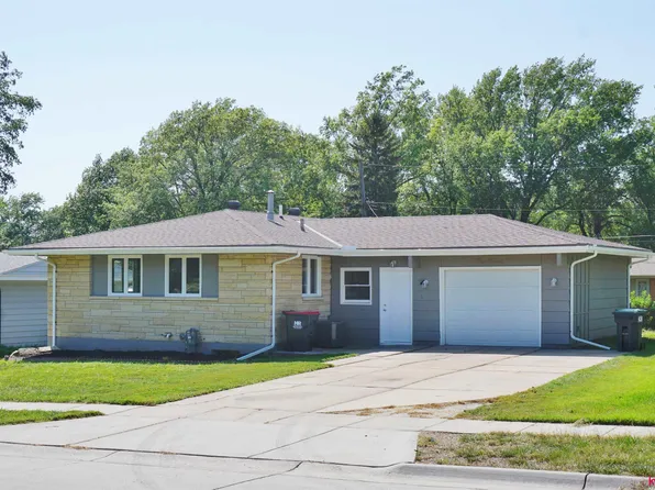 1011 Carlos Dr, Lincoln, NE 68505