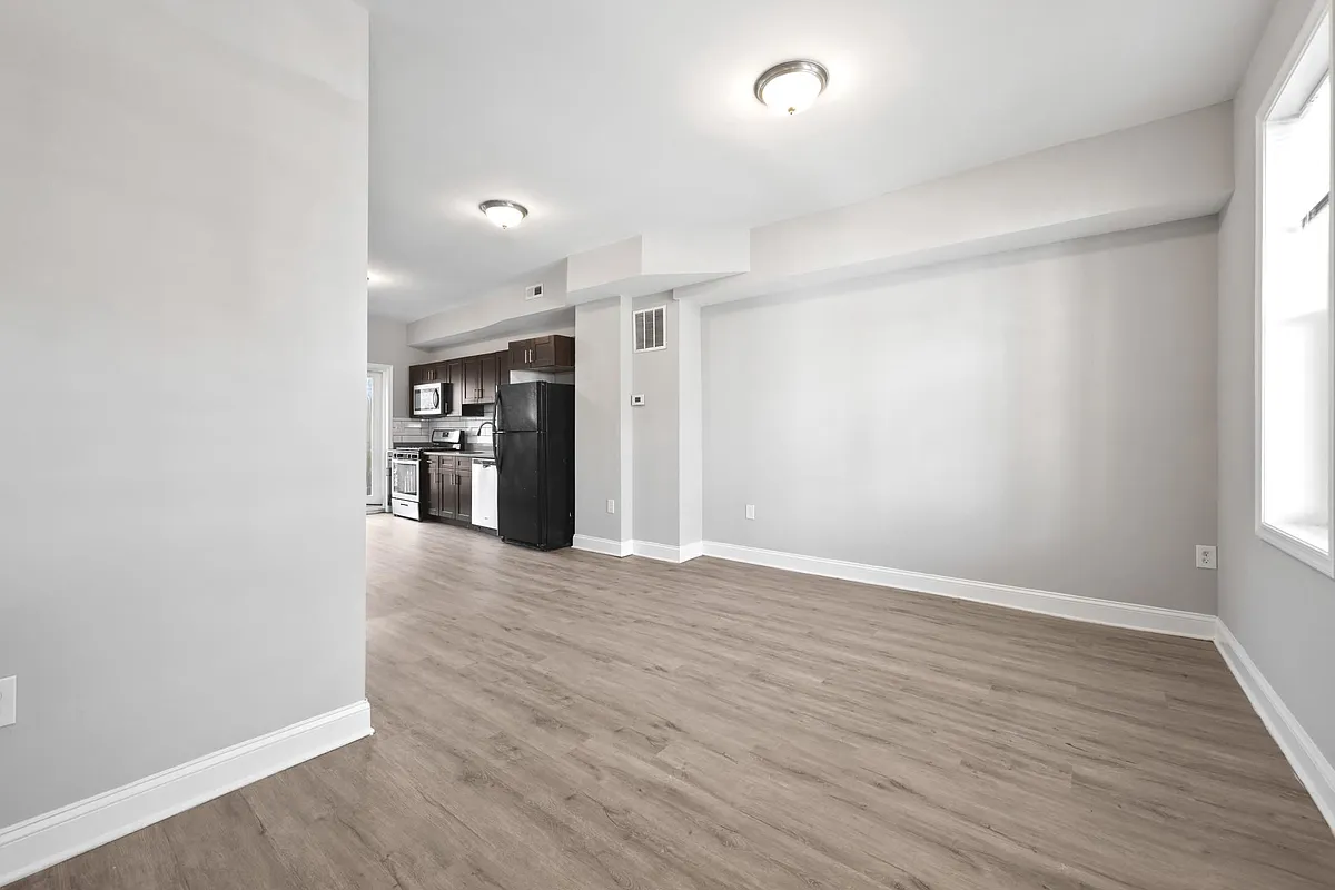 3 bed, 1.0 bath, 1136 sqft, $1,800 — Photo 2