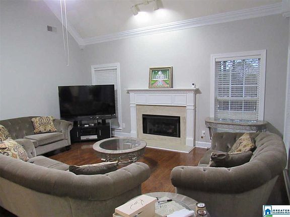 3rd image of 916 Castlemaine Dr