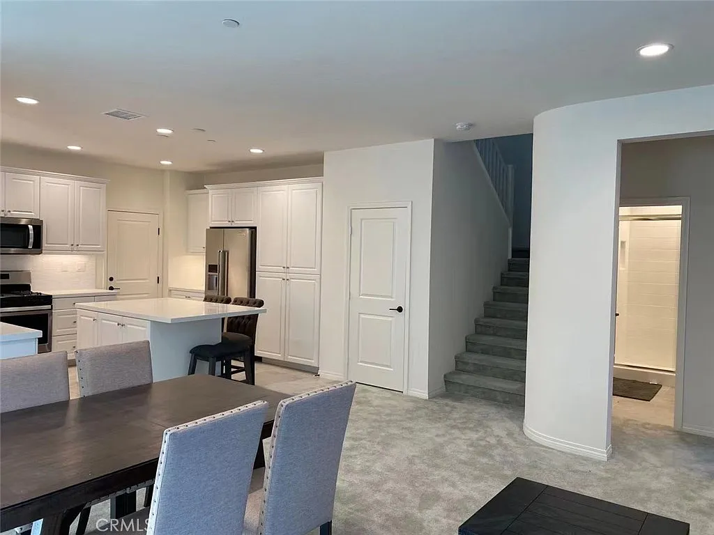 4 bed, 1907 sqft, $5,200 — Photo 3