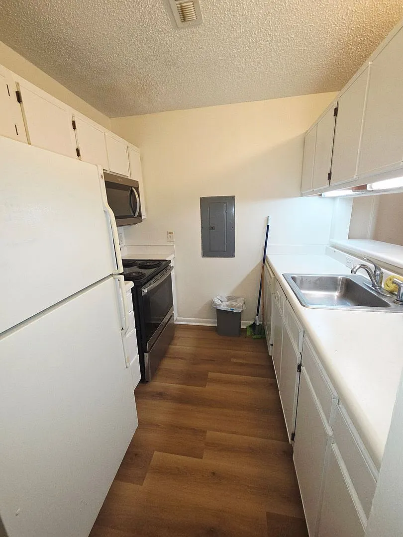 Newly Renovated Rooms for rent!! — Photo 2