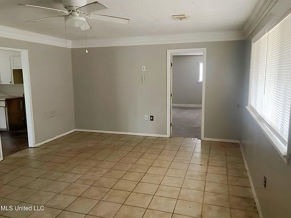 3rd image of 3233 Woodview Dr