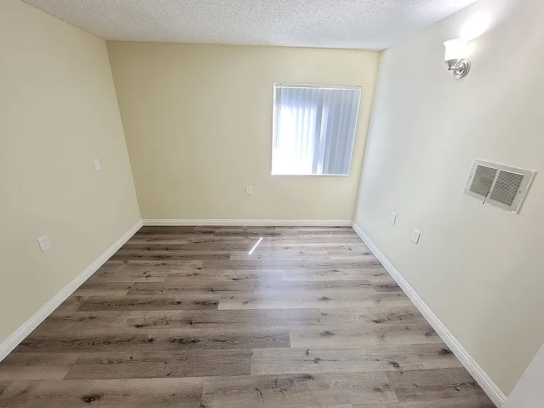 Arleta Apartments — Photo 12