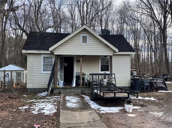 1074 Heitman Ct, Winston Salem, NC 27107