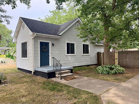 5th image of 21628 Colgate St