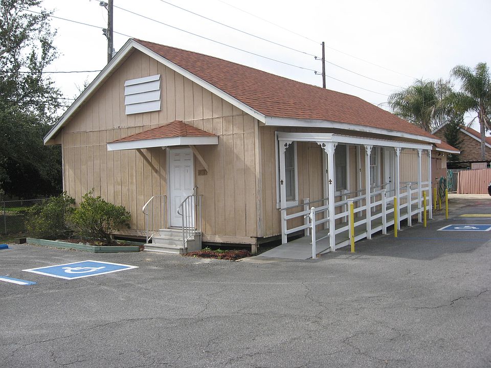 1st image of 1813 Greenwood Dr.