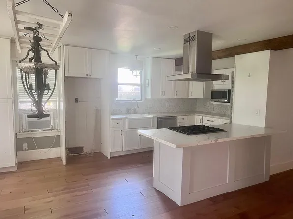 559 S Madison St, La Grange, TX 78945