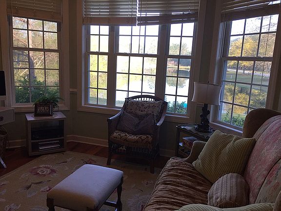 Notice pond view!!