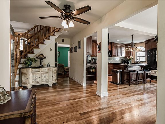 3rd image of 6 Windgate Ct