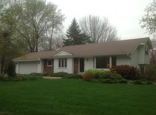 S58W22536 Glengarry Rd, Waukesha, WI 53189