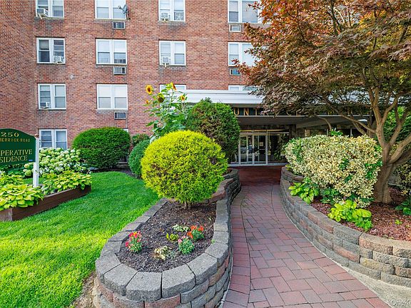 2nd image of 250 W Merrick Road #1E