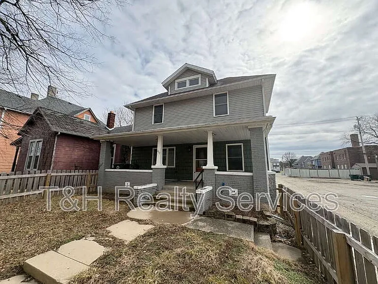 409 W Washington St — Photo 1