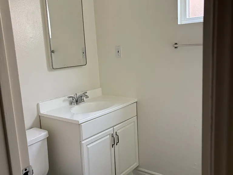 Del Mar 1bdrm bathroom