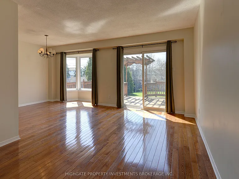 654 Brougham Pl #MAIN UPPER — Photo 5