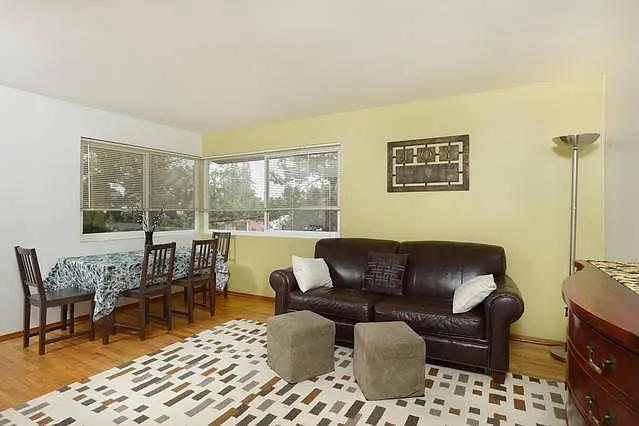 1/2 26th Ave NE