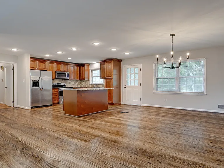 3404 Jones Dr — Photo 7